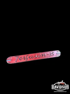 Emblema lateral 183193M1 (FERGUSON 35) - Se adapta a tractor Massey - Imagen 1 de 5