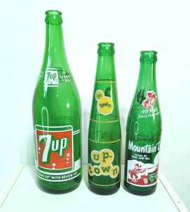 Menge 3 Vintage grüne Glas Soda Pop Flaschen 7-UP Mountain Dew Up-Town - Bild 1 von 2
