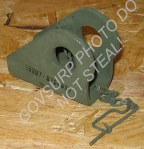 SHACKLE BRACKET W/ CHAIN AND CLIP M151 MUTT SERIES 1EA NSN: 2510-01-067-1747 - Picture 1 of 6