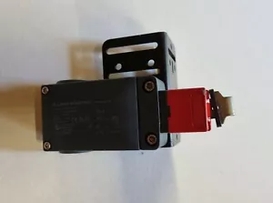 Leuze Electronic L100-P3C3-M20-MLM24 Safety Locking con supporto - Foto 1 di 1