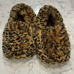 Zapatillas Warmies Tawny con estampado de leopardo zapatos de casa térmicos talla única para la mayoría - Imagen 1 de 6