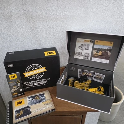 DIECAST MASTERS, CATERPILLAR D7C e D7E Bulldozer Evolution Pack, 1/50, DCM85561 - Imagem 1 de 4