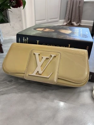 Bolso sin asas Louis Vuitton Vernis Sobe beige amarillo neutro latón y esmalte logotipo LV Foto 1 de 4
