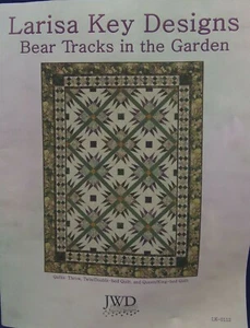 Trapunta Bear Tracks in the Garden di Larisa Key Designs/Throw-King Size - Foto 1 di 2