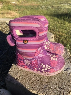 Botas de invierno impermeables Bogs moradas florales a rayas talla 5 bebé/bebés Foto 1 de 4