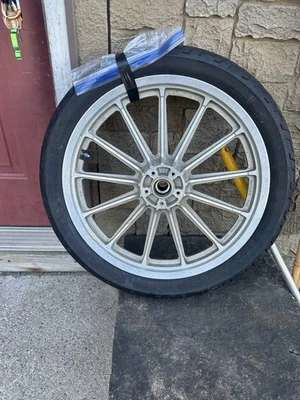 Llanta delantera Harley Mag de 13 radios con neumático Foto 1 de 4