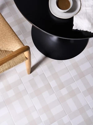 Azulejo de porcelana a cuadros blanco y crema 8"x8" de akdo sio colección cúbica Foto 1 de 3