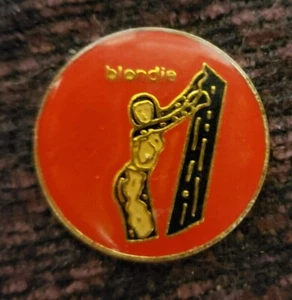 Vintage Emaille Blondie Hut Pin Größe 1" Durchmesser rot - Bild 1 von 1