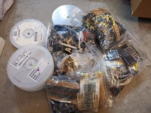 Joblot Di Componenti E Ricambi Elettronici SMD E THT Vecchio Nuovo Stock - Foto 1 di 11