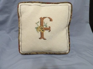 "F" is for Fall? kleines Gobelinkissen mit dem Buchstaben 'F', Gebetskissen - Bild 1 von 4