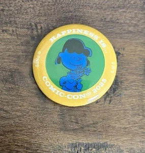 2025 SDCC COMIC CON EXCLUSIVO BOTÓN PEANUTS INSIGNIA LUCY HAPPY IS 75TH  - Imagen 1 de 1