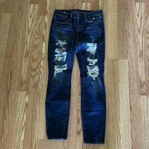American Eagle Next Level Stretch 360 Jegging Gr. 6 kurz dunkle Waschung distressed - Bild 1 von 5