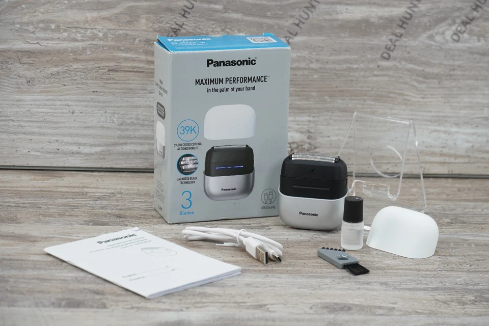 Panasonic Swipe Right ES-CM3A Compact Rechargeable Shaver 3 Blade USB Razor - Image 1 of 4