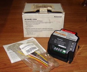 Honeywell R7284B 1024 Interrupted Electric Oil Primary, 15 Second Safety Switch - Picture 1 of 8