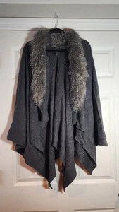 INC International Concepts scialle grigio con bordo in pelliccia sintetica PM/PL - Foto 1 di 5