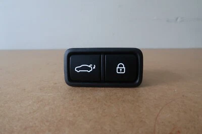 15-22 HYUNDAI GENESIS ВЫКЛЮЧАТЕЛЬ КРЫШКИ БАГАЖНИКА PUSH BTN В СБОРЕ OEM 818303T000 НОВЫЙ - Изображение 1 из 4