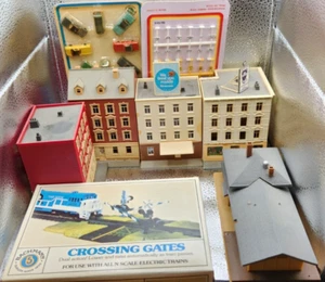 5 N Gauge Buildings, Crossing Gates, Cars, Signs. Pola, AHM, Bachmann. Some new. - Picture 1 of 15