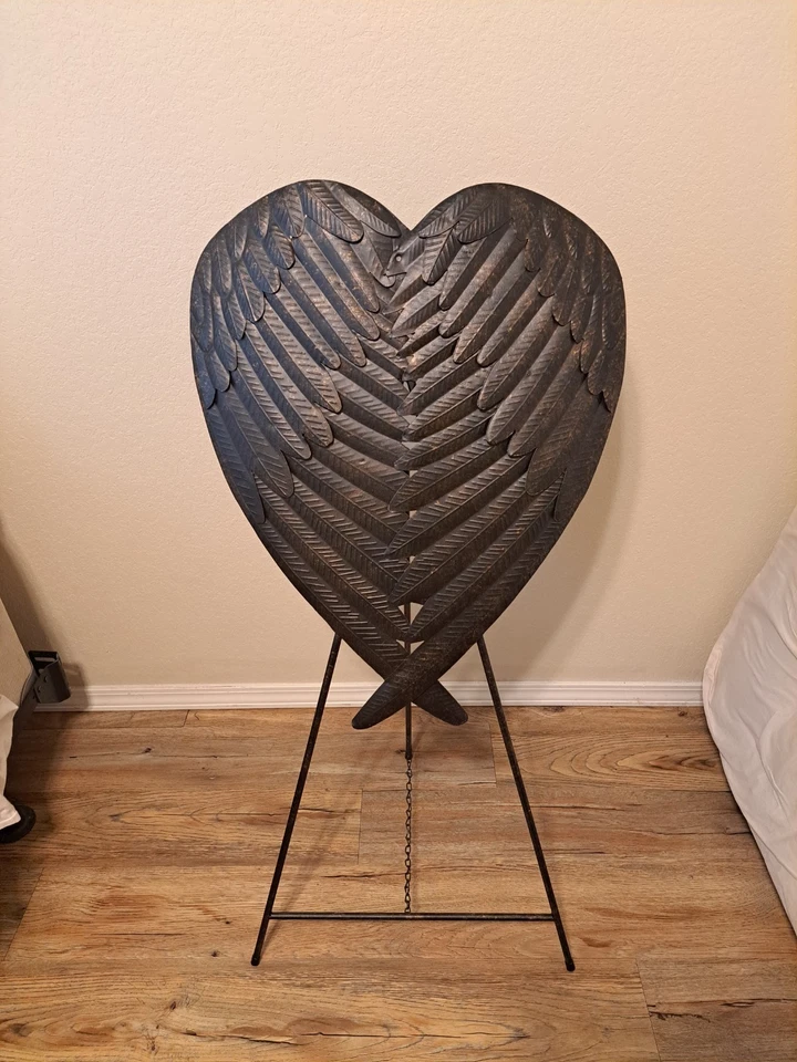 Soporte de trípode con alas de ángel de metal Foto 1 de 1