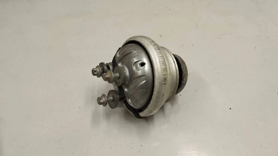 Mercedes-Benz AMG GT R190 C190 2019 Petrol 430kW Engine mount bracket GRB15230 - Imagem 1 de 4