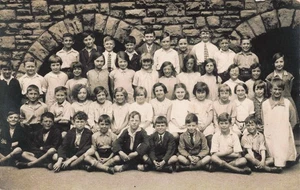 Fotografía de colección de clase escolar británica grupo de niños postal sepia años 20 - Imagen 1 de 2