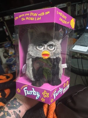 De colección 1999 Furby Koala Gris y Negro con Ojos Azules Tigre Sellado NUEVO EN CAJA RARO Foto 1 de 4