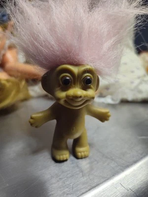 Vintage ORIGINAL AÑOS 60 DAM CUERPO DURO 2 1/2" TROLL Pelo Rosa Ojos MARRONES Foto 1 de 4