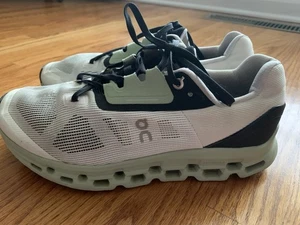 On Running Cloudstratus Herren Sneaker weiß/schwarz/salbei, Größe US W10,5 - Bild 1 von 10