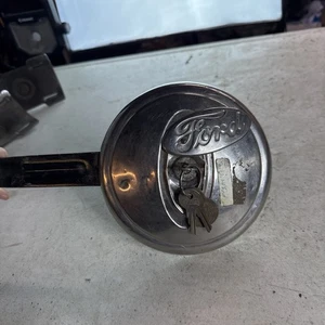 1933 1934 1935 FORD V8 SPARE TIRE LOCKING HUBCAP W/ KEYS WORKS COUPE ROADSTER - Picture 1 of 5