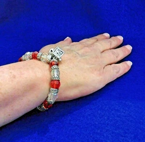 Pulsera elástica con cuentas con dije caja de veneno - rojo y acrílico transparente - tono plateado - Imagen 1 de 9