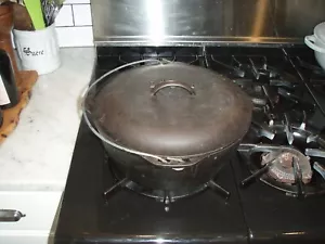 vintage LODGE USA 10DO cast iron Dutch Oven POT w/LID & handle - Picture 1 of 10