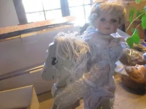 POUPEE PORCELAINE COLLECTION HAMILTON "AMY AVEC CHEVAL" par Jane ZIDJUNAS - 1992 - Bild 1 von 1