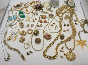 Vintage Goldfarben Schmuck Konvolut Materialmix tragbar Strass Emaille Retro - Bild 1 von 22