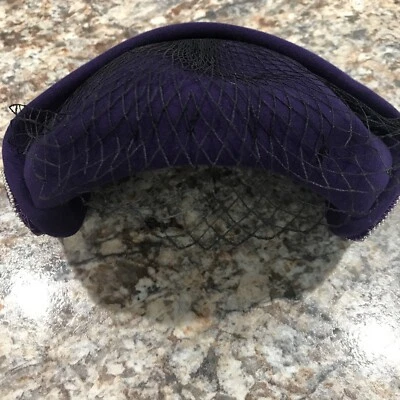 VINTAGE MUJER LEE TERCIOPELO MORADO?? SOMBRERO; red negra; terciopelo púrpura y acento de cuentas Foto 1 de 4