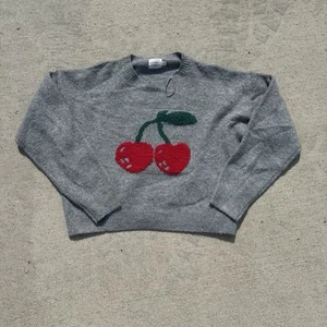 Suéter Luna Ivy Anthropologie Gris Cuello Redondo Rojo Cerezas Pullover Nuevo con Etiquetas Mediano - Imagen 1 de 6