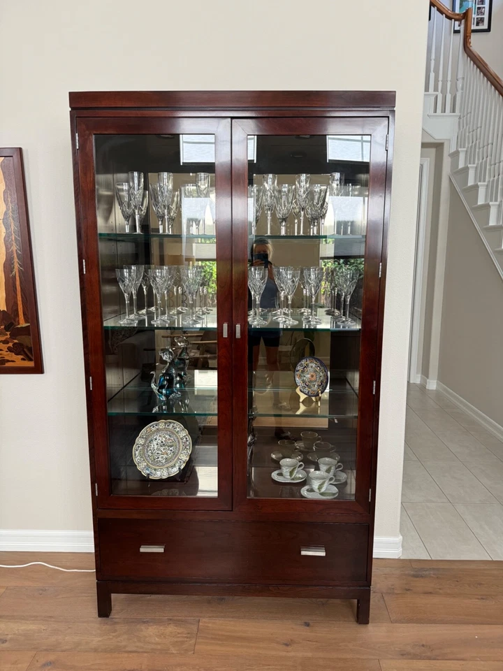 Vitrina Stickley de madera de cerezo Foto 1 de 2