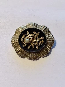 Vintage Castlecliff Gold Tone 3D Floral Picture Frame Brooch - Picture 1 of 4