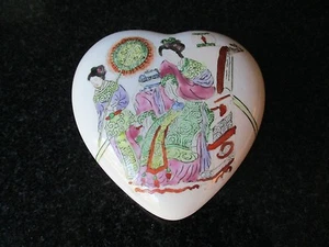 SCATOLA PORTAGIOIE VINTAGE TOYO HP PRINCESSA 1988 FAMILLE VERTE PORCELLANA A FORMA DI CUORE - Foto 1 di 12