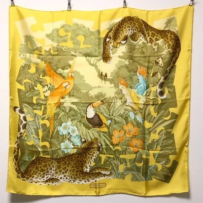 COMO NUEVO Salvatore Ferragamo Bufanda de Seda 86cm Amarillo Leopardo Pájaro Mono Flor Sin Usar Foto 1 de 4