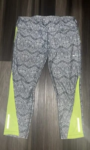 Nike Yoga Hose Capri schwarz & weiß Design mit hellgrün groß - Bild 1 von 5