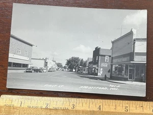 RPPC, FIRST ST. ABBOTSFORD WIS, tiendas, autos, letrero de Coca Cola, - Imagen 1 de 2