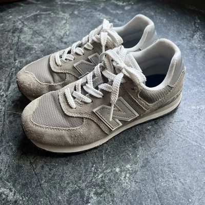 New Balance 574 Clásico Niños Grandes Zapatos para Correr Tenis GC574EVG - Gris/Blanco Foto 1 de 4