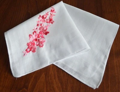  VINTAGE HANKY PINK SATIN STITCH LONG ROW OF BOUQUET OF FLORALS ON WHITE COTTON - Image 1 of 4