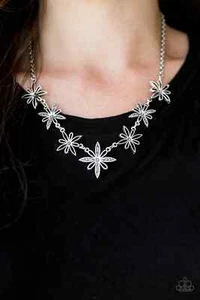 Paparazzi "Decked Out In Daisies" Silver Floral Link Necklace - Picture 1 of 3