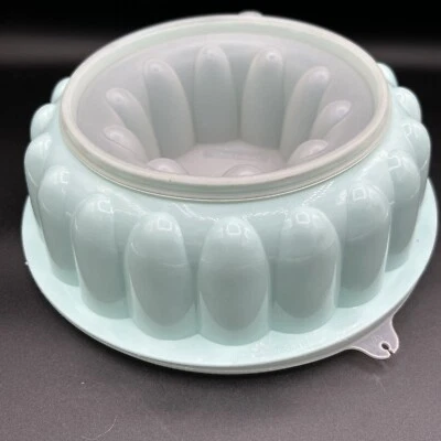 Mint Green Tupperware 1201-3 Jello Mold, with Clear Lid And Center - Image 1 of 4