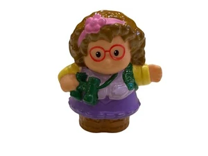 Fisher Price Little People NIÑA SENDERISMO MAGGIE con BINOCULARES Camping Cutie - Imagen 1 de 2