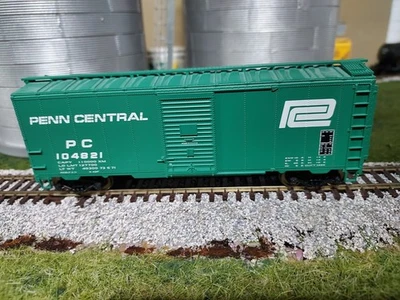 HO scale Walthers 40' boxcar Penn Central #104821 - Image 1 of 2