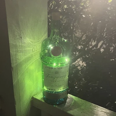 Бутылка с подсветкой внутри Tanqueray прозрачный синий камни внутри бар декор - Изображение 1 из 4