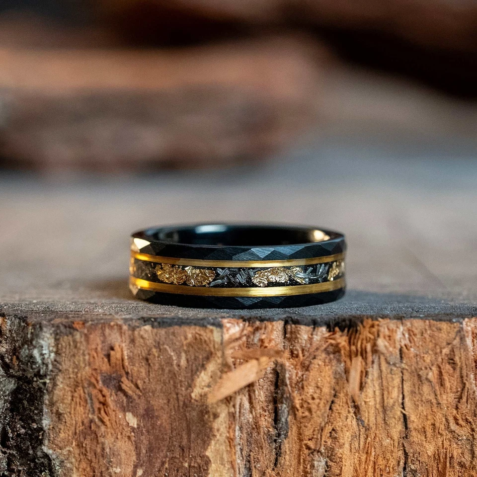 Alianza de boda única para mujer de carburo de tungsteno martillado hoja de oro meteorito de 6 mm Foto 1 de 4