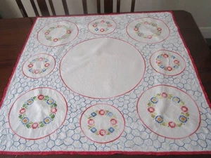 UNUSUAL HAND EMBROIDERED TABLECLOTH WITH CIRCLES OF FLOWERS AND HONEYCOMB DESIGN - Bild 1 von 8