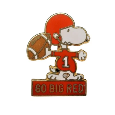 Заколка на лацкан Peanuts Snoopy Go большая красная Cornell или University of Nebraska футбол - Изображение 1 из 4